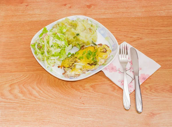 Chuleta de cerdo al horno con guarnición de puré de papas y ensalada —  Fotos de Stock