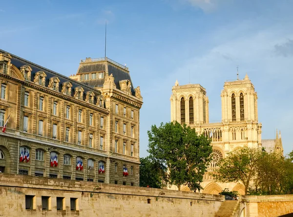 West-façade van de Notre-Dame de Paris van Seine — Stockfoto