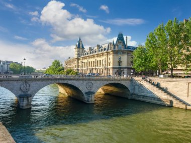 Adalet Sarayı ve river Seine de Paris