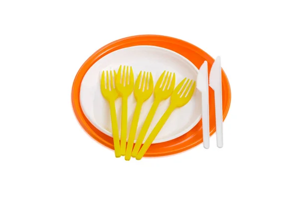 Turuncu ve beyaz tek kullanımlık plastik tabak, çatal ve bıçaklar — Stok fotoğraf