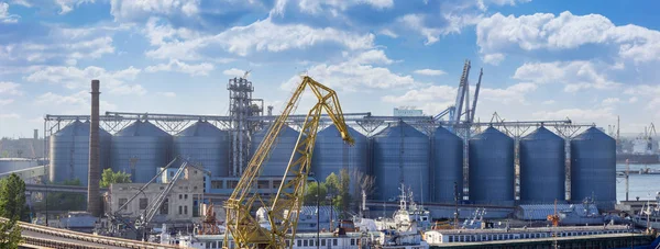 Panorama de la terminal de grano en puerto marítimo — Foto de Stock