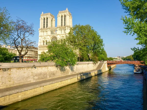 Río Sena y fachada oeste de Notre-Dame de Paris —  Fotos de Stock