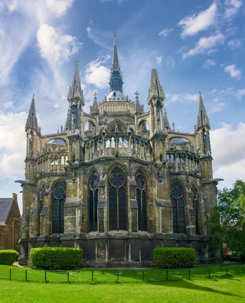 Wschodnia fasada katedry Notre-Dame de Reims, Francja — Zdjęcie stockowe