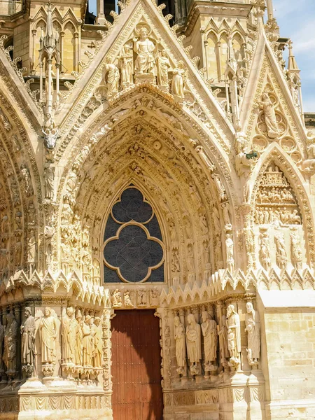Zuid-portaal van de kant van de kathedraal Notre-Dame de Reims — Stockfoto