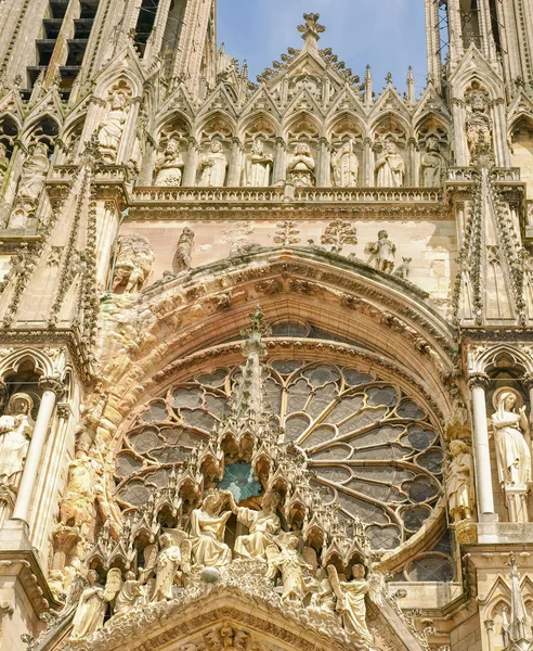 Fragment av huvudsakliga fasaden av katedralen Notre-Dame de Reims — Stockfoto