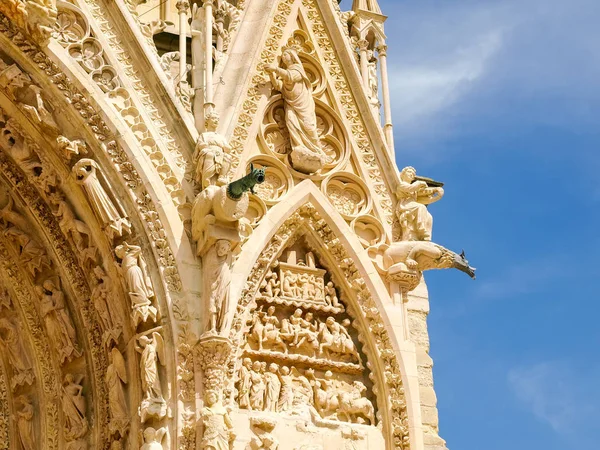 Fragment av huvudsakliga fasaden av katedralen Notre-Dame de Reims — Stockfoto