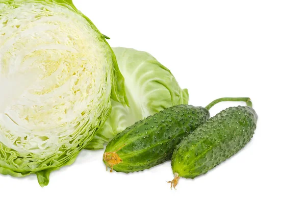 Witte kool gesneden in halve close-up en twee komkommers — Stockfoto