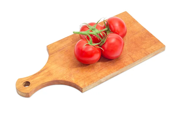 Branche des tomates rouges sur la planche à découper en bois — Photo