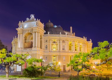 Odessa Opera ve bale Tiyatrosu binasının gece görünümü