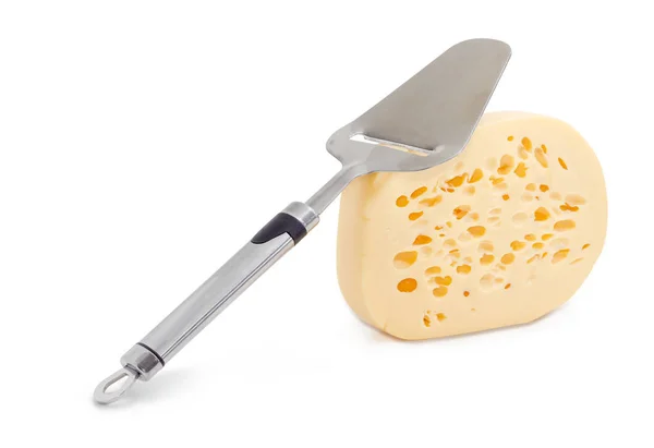 半硬質のチーズの部分をチーズスライサー — ストック写真