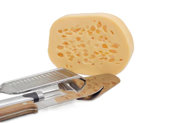 Swiss-type ost med ostknivar i förgrunden — Stockfoto