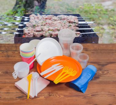 Izgara biftek kebap karşı ahşap plakalar üzerinde farklı harcanabilir çatal bıçak takımı