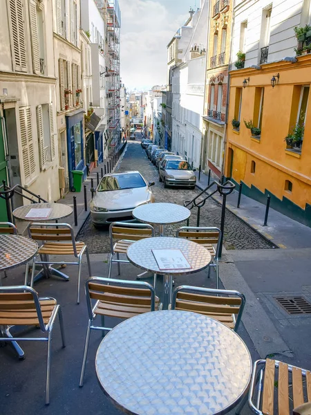 Calle estrecha en la colina de Montmartre en París — Foto de Stock