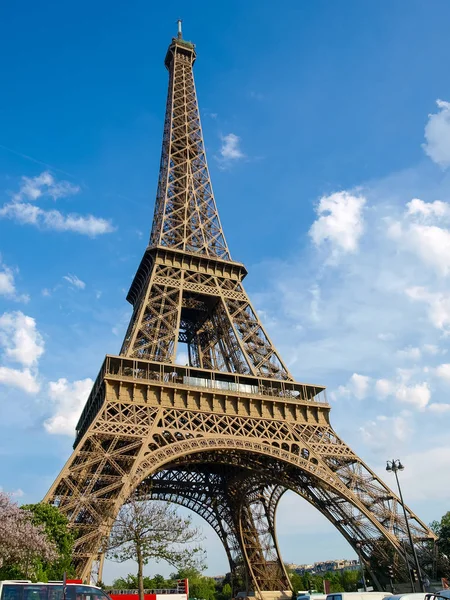 Vue du bas de la Tour Eiffel à Paris — Photo