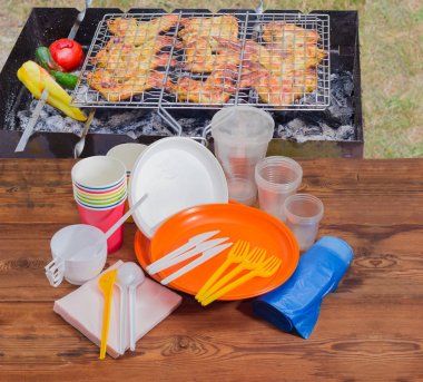 Izgara biftek kebap karşı ahşap plakalar üzerinde farklı harcanabilir çatal bıçak takımı
