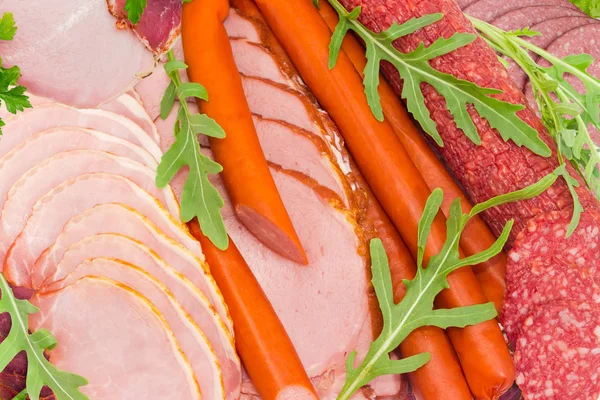緑と異なる調理された肉製品の背景 — ストック写真