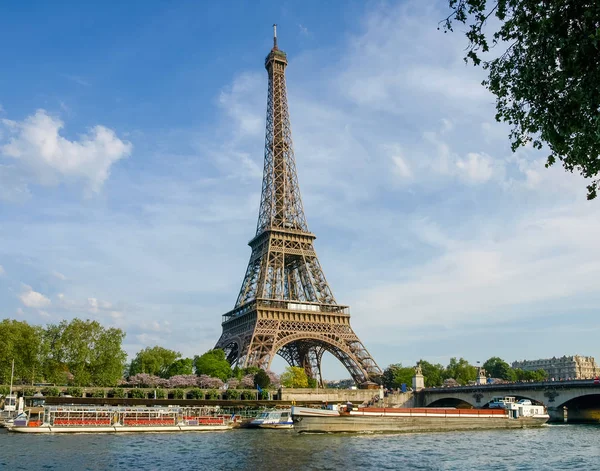 Эйфелева башня с рекой на переднем плане в Париже — стоковое фото