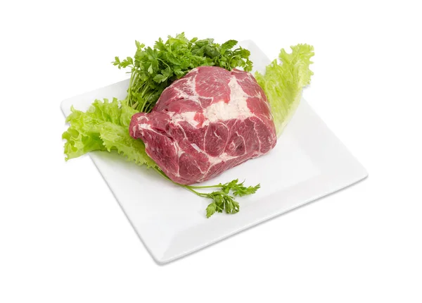 Pedaço de pescoço de porco não cozido e verduras em prato quadrado — Fotografia de Stock