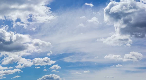 Hintergrund des Himmels mit verschiedenen Arten von Wolken — Stockfoto