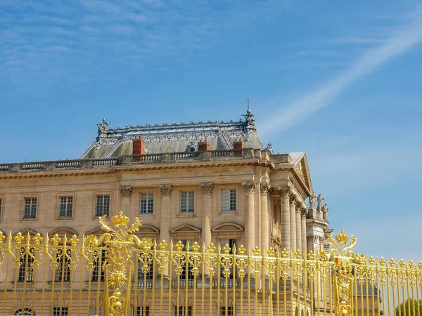 跨烫金栅栏，法国凡尔赛宫的片段 — 图库照片