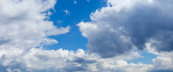 Hintergrund des Himmels mit Kumulonimbuswolken — Stockfoto