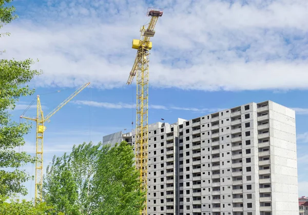 Dwa żurawie przeciwko budowy Multi-piętrowy budynek mieszkalny wieżowe — Zdjęcie stockowe