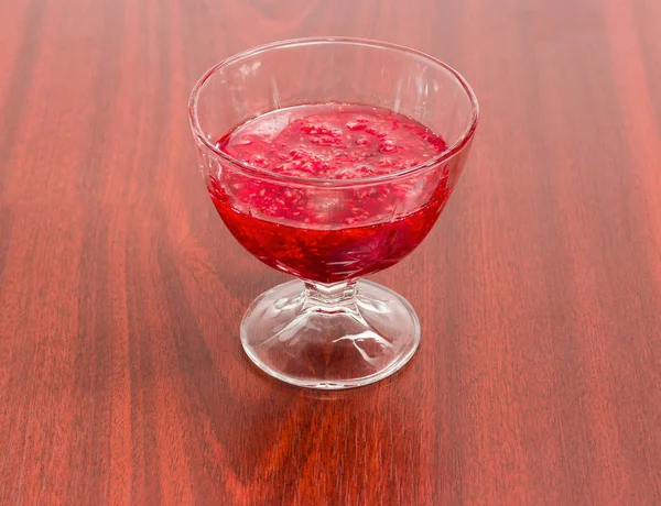 Confiture de framboises dans le bol à dessert en verre — Photo