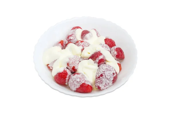 Dessert aux fraises avec crème fouettée — Photo