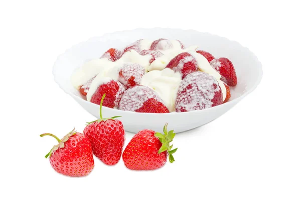 Färska jordgubbar och jordgubbs efterrätt med vispad grädde — Stockfoto