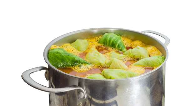 Фаршированные капустные рулеты в кипящем соусе во время приготовления пищи — стоковое фото