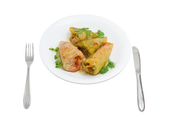 Pişmiş lahana rulo beyaz tabak, çatal ve bıçak — Stok fotoğraf
