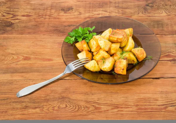 Patatas fritas en plato de vidrio oscuro y tenedor — Foto de Stock