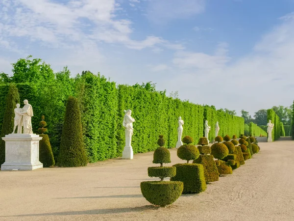 Alley with sculptures in the Gardens of Versailles, France — Stock Photo, Image