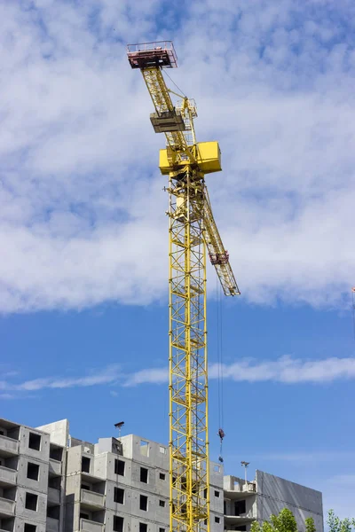 Żuraw wieżowy przeciwko Multi-piętrowy budynek mieszkalny — Zdjęcie stockowe