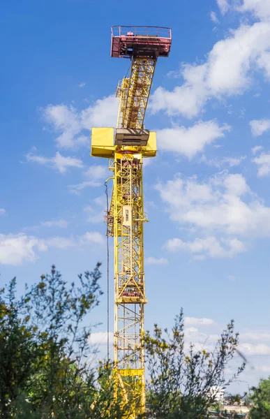 Tower construction crane against a sky — Stock Photo, Image