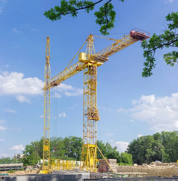 Twee verschillende bouw kraan op de bouwplaats — Stockfoto