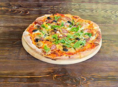 Eski ahşap bir masa üzerinde pişmiş pizza