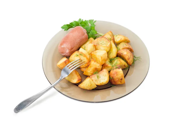 Patate fritte con salsicce su piatto di vetro e forchetta — Foto Stock