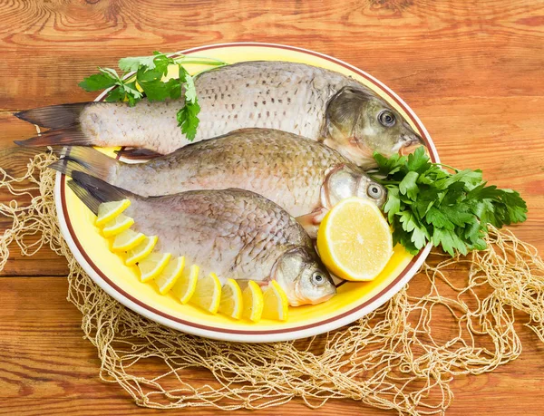 Carpe e crostacei preparati per la cottura su piatto — Foto Stock