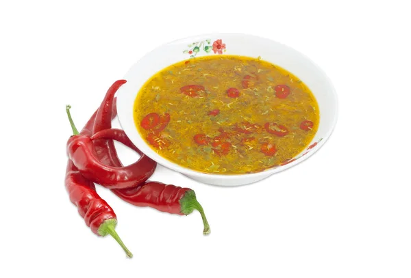 Pikantna zupa i kilka chili peppers obok — Zdjęcie stockowe