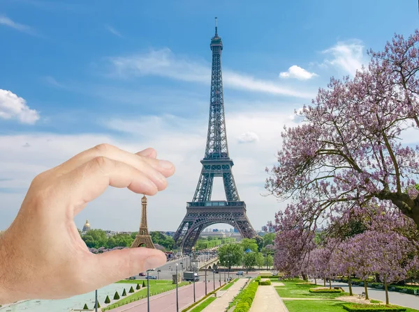 Tour Eiffel modèle dans la main de l'homme contre la Tour Eiffel — Photo