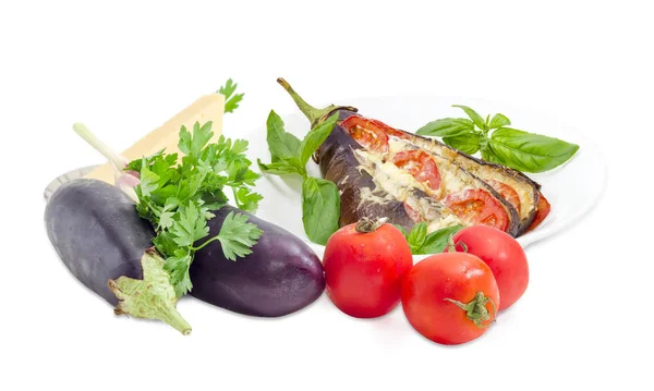 Ugnsbakad fylld aubergine och ingredienser för sin matlagning — Stockfoto