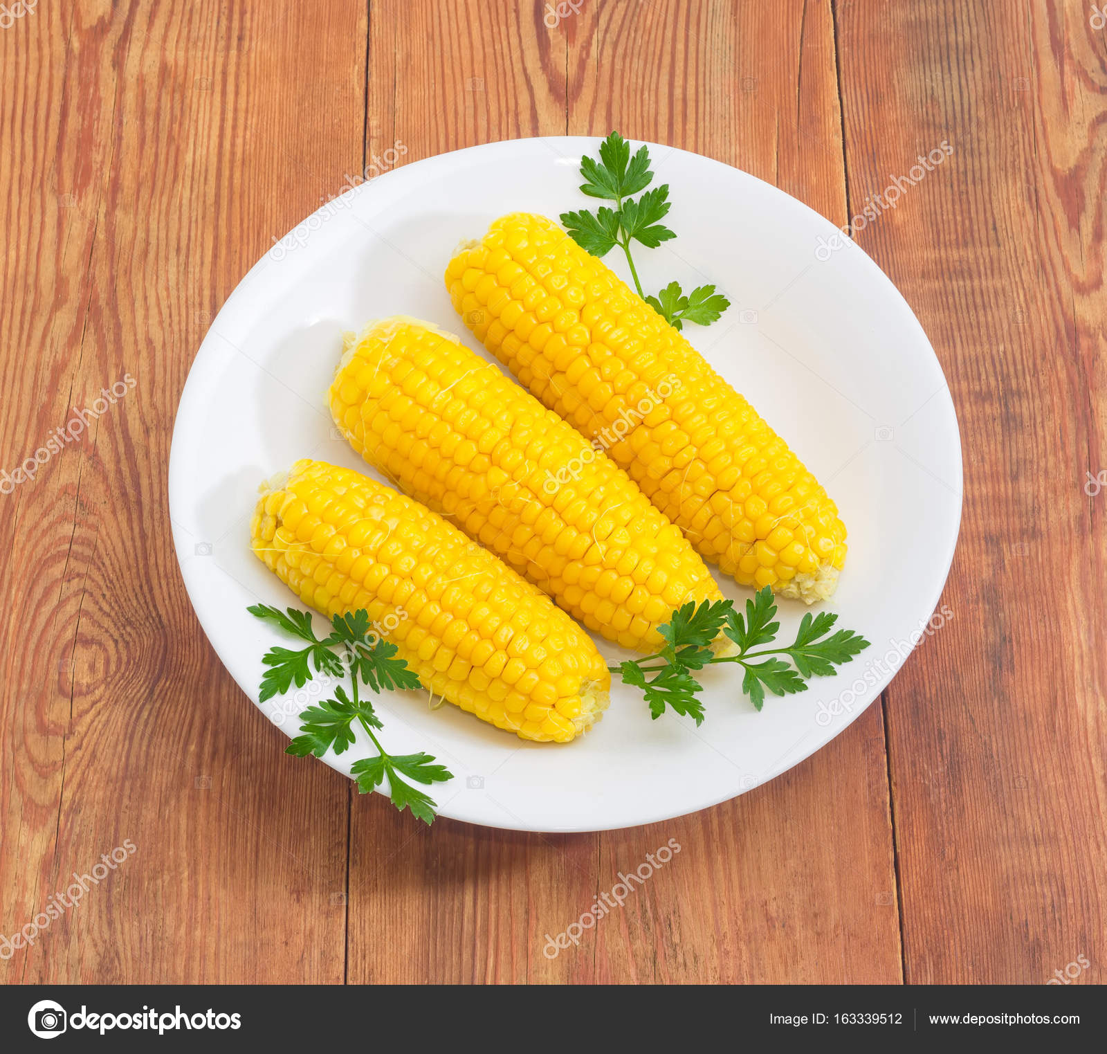 Fotos choclo Choclo hervido en plato blanco sobre superficie de