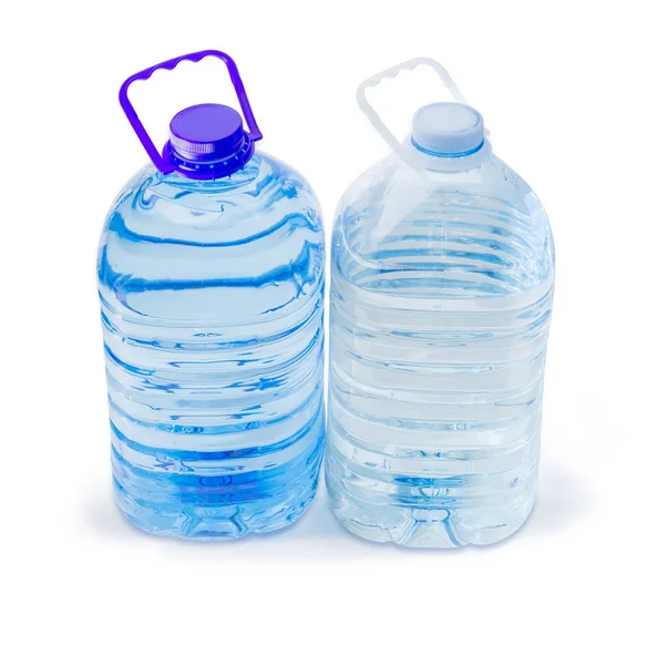 Дві різні великі пластикові пляшки питної води — стокове фото