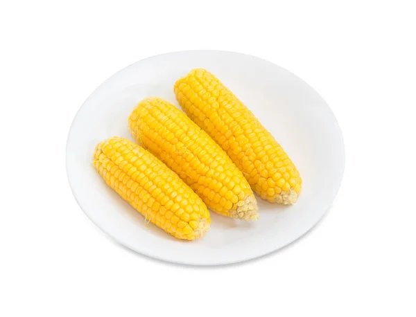 Uszy gotowanej kukurydzy cukrowej na biały danie — Zdjęcie stockowe