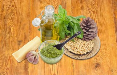 Onun hazırlanması için malzemelerin sosu pesto karşı