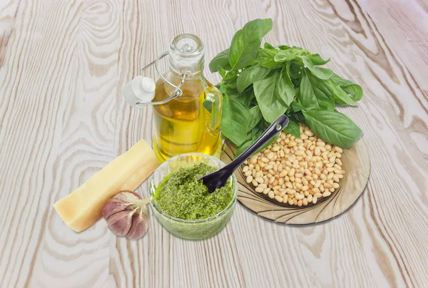 Sauce pesto contre des ingrédients pour sa préparation — Photo