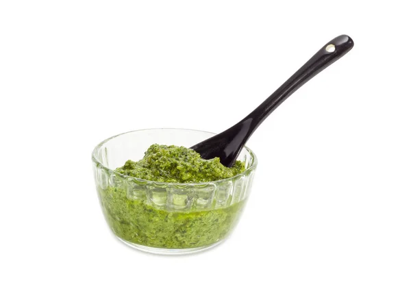 A kis üveg tálba, kis kanállal pesto — Stock Fotó