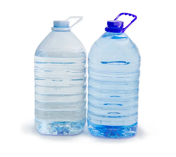 Zwei verschiedene große Plastikflaschen Trinkwasser — Stockfoto