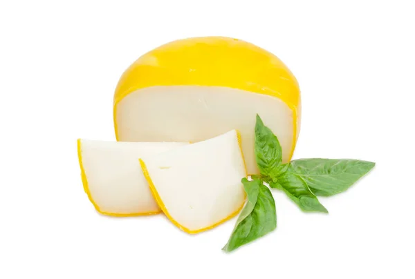 Roue partiellement tranchée du fromage de chèvre et brindille de basilic — Photo